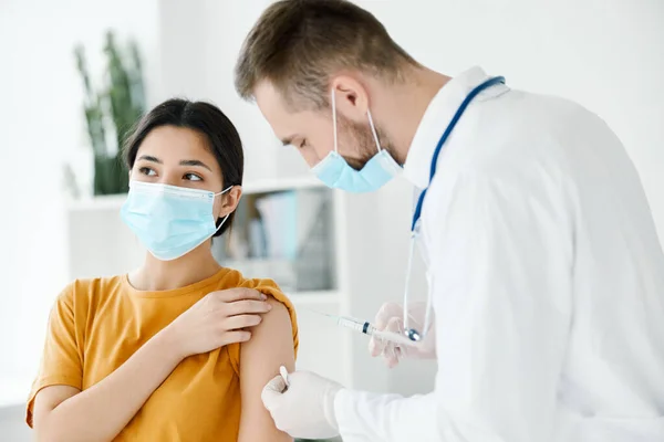 Bella donna in maschera medica per l'esame da parte del medico vaccini guanti protettivi — Foto Stock