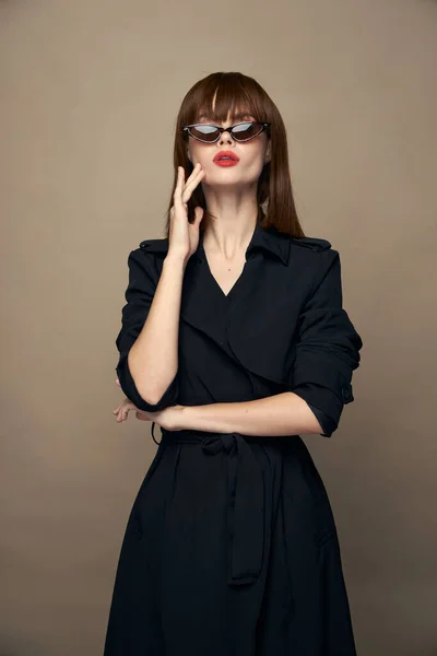 Sexig kvinna rör sitt ansikte med handen och solglasögon kort frisyr — Stockfoto