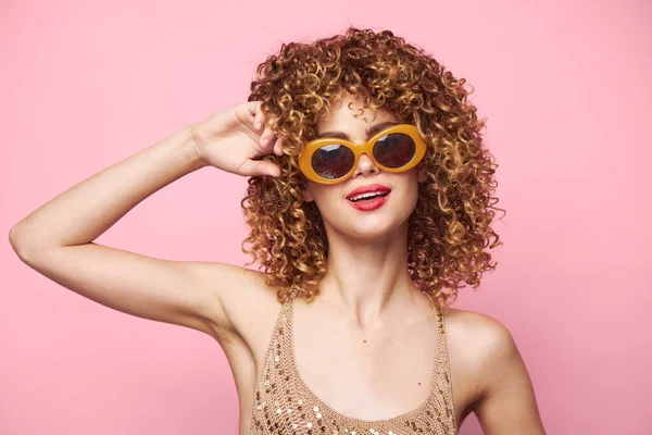 Сексуальная модель вьющиеся волосы красные губы улыбка солнцезащитные очки яркий макияж — стоковое фото