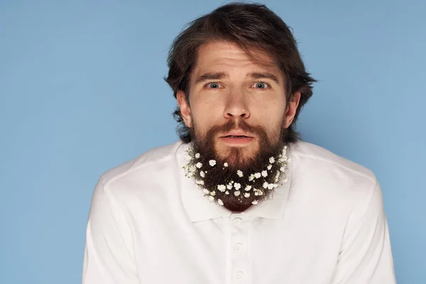 Flores alegres homem em uma barba camisa branca cortada moda vista positiva — Fotografia de Stock