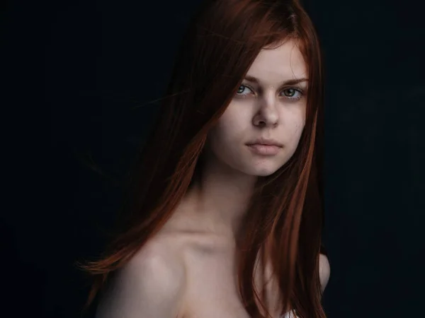 黒の背景に赤い髪をした女性の肖像｜裸の肩モデル — ストック写真