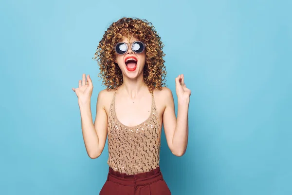 Mulher atraente Curly cabelo emoções lábios vermelhos charme marrom calças — Fotografia de Stock