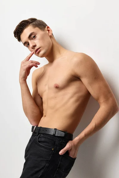 Férfi meztelen izmos test fekete nadrág vágott nézet modell — Stock Fotó