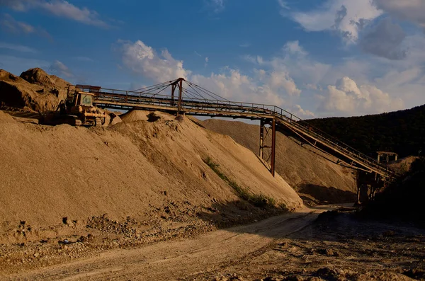 Железный бульдозерный мост Строительство земляных песчаных дорог — стоковое фото