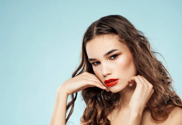 Bella bruna labbra rosse spalle scoperte modello donna sexy — Foto Stock