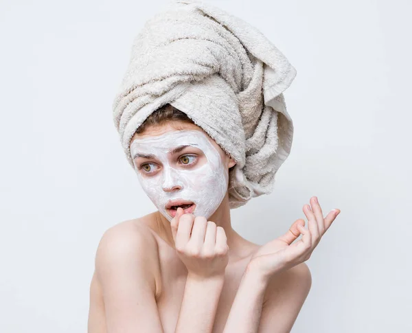 Mujer piel limpia máscara de cosmetología en la cara contra los puntos negros y toalla en la cabeza — Foto de Stock