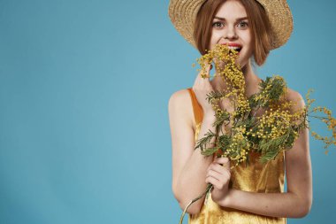 Zarif kadın altın rengi elbise buketi mimoza bayramı mavi arka planı