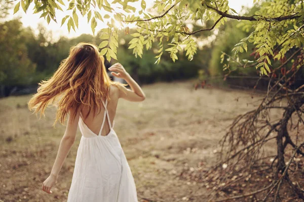 Glücklich Frau im Freien Bäume Natur Spaß Dorf — Stockfoto