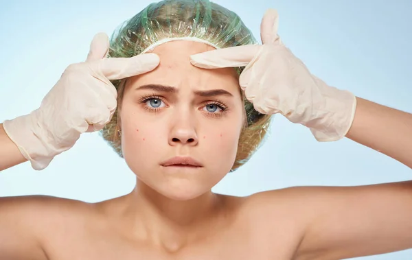 Vrouw in medische handschoenen gezicht huidverzorging dermatologie cosmetologie hydraterende crème katoen pad — Stockfoto