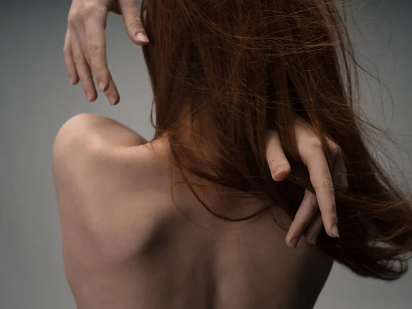 Vue arrière de sexy femme aux cheveux roux dos nu toucher avec les mains — Photo