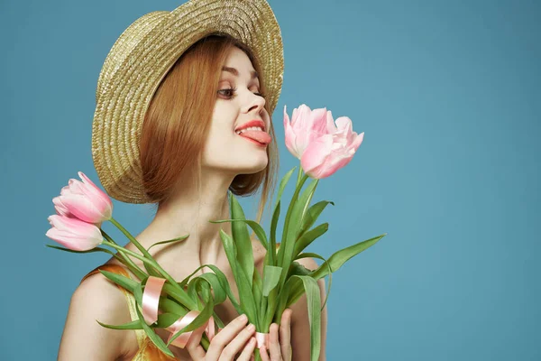 Kvinna bukett blommor lyx semester gåva blå bakgrund — Stockfoto