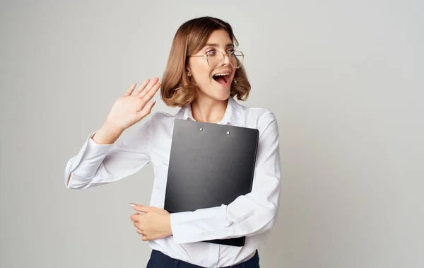 Femme d'affaires en lunettes avec des documents dans les mains sur un fond gris Espace de copie — Photo
