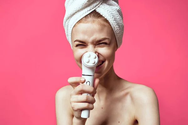 Емоційна жінка голі плечі масаж обличчя косметологія — стокове фото