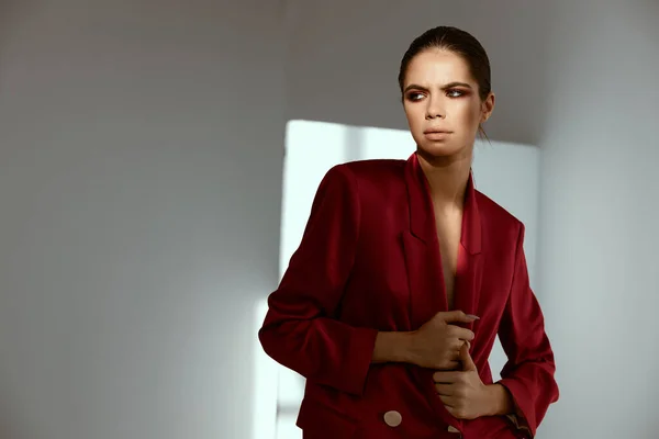 Bela senhora em jaqueta vermelha no fundo escuro vista cortada — Fotografia de Stock