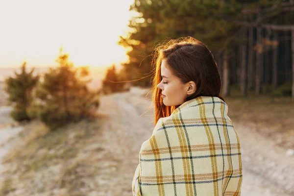 Mujer feliz con los ojos cerrados al atardecer cerca de árboles de coníferas —  Fotos de Stock