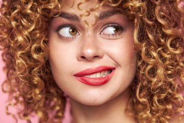 Güzel kadın, kıvırcık saçlı, yan çekiciliğine bak. 