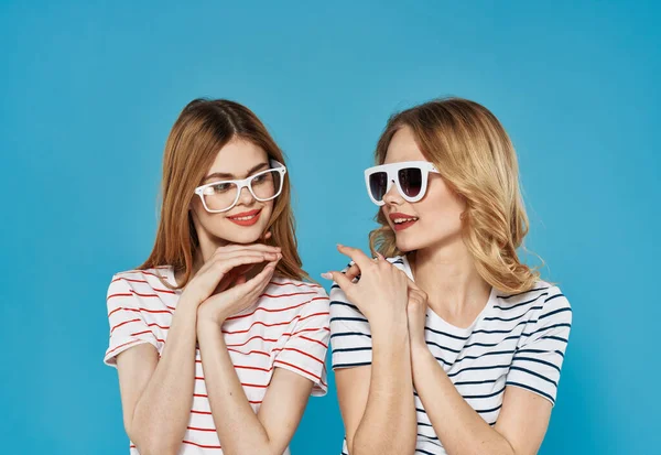 Two funny sisters in striped t-shirts with glasses fashion lifestyle communication — Stock Photo, Image