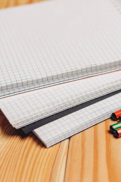 Schrijfblokken potloden kantoorwerk papier hout achtergrond — Stockfoto