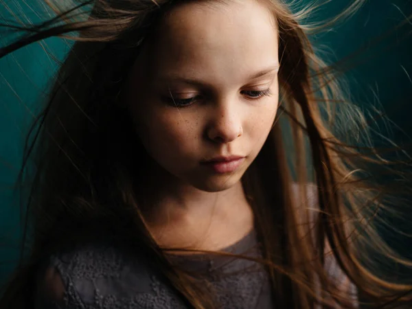 Χαριτωμένο κοριτσάκι με βαμμένα μαλλιά σε τυρκουάζ φόντο όμορφο πρόσωπο — Φωτογραφία Αρχείου
