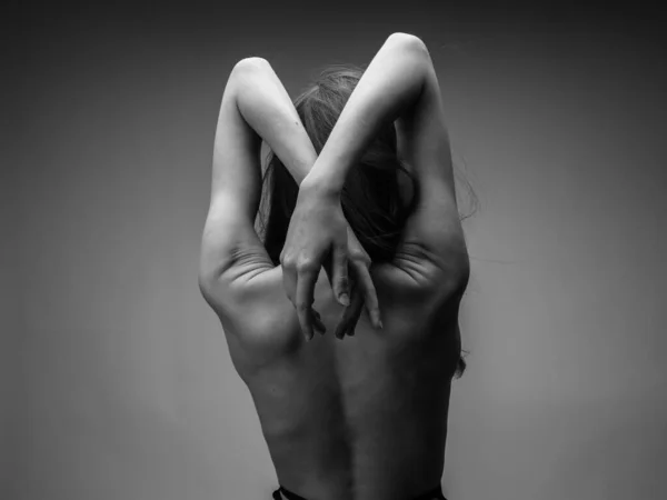 Donna nuda in bianco e nero foto gesticolare con le mani indietro vista — Foto Stock