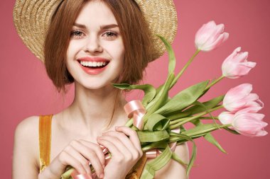 Güzel kadın çiçek buketi bayram hediyesi kadınlar günü cazibesi 