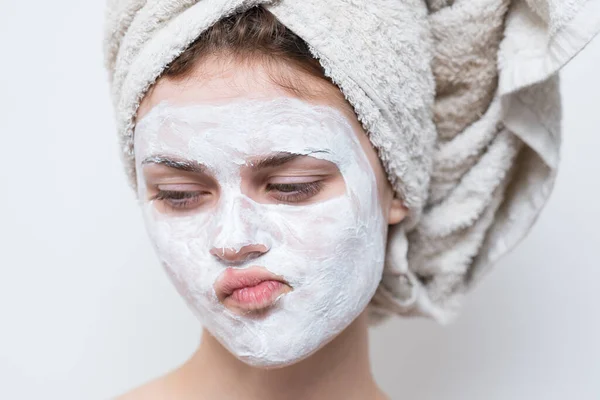 Csinos nő meztelen vállak krém arc maszk bőrápolás — Stock Fotó