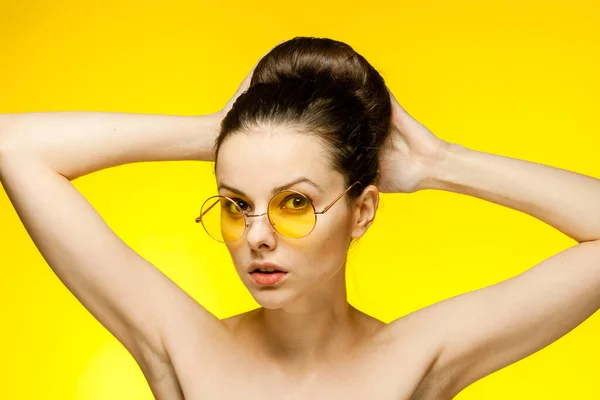 Neşeli kadın çıplak omuzlar, sarı gözlükler saç stüdyoları. — Stok fotoğraf