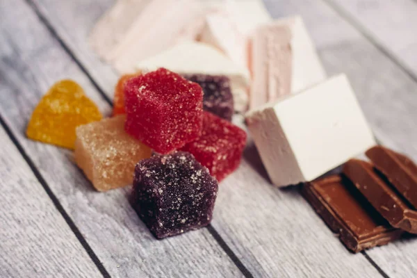 Jujube colorat bomboane dulciuri masă gustare fundal din lemn — Fotografie, imagine de stoc