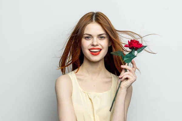 Atrakcyjna kobieta z różanym kwiatem w ręce emocje studio studio — Zdjęcie stockowe