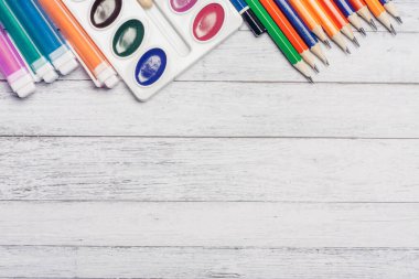 renkli kalemler suluboya boyalar ve tahta kalemler ahşap masa okulu eğitimi üzerine