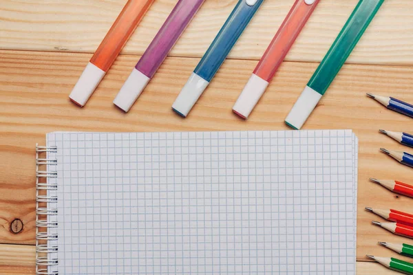 Jegyzettömbök színes ceruzák és markerek munka íróasztal iroda kártya tulajdonosa — Stock Fotó