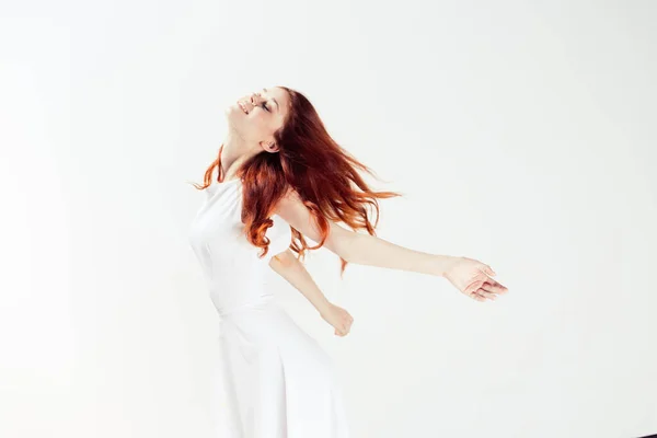 Mulher bonita vestido branco dança luz fundo — Fotografia de Stock