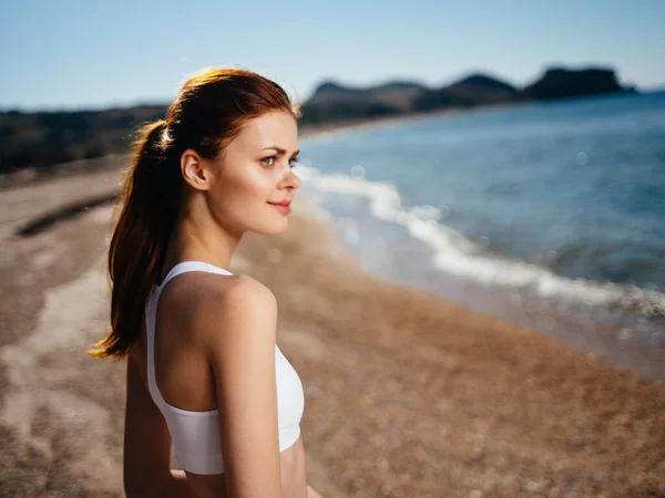 Bella donna in costume da bagno bianco fascino sole godendo della natura isola — Foto Stock