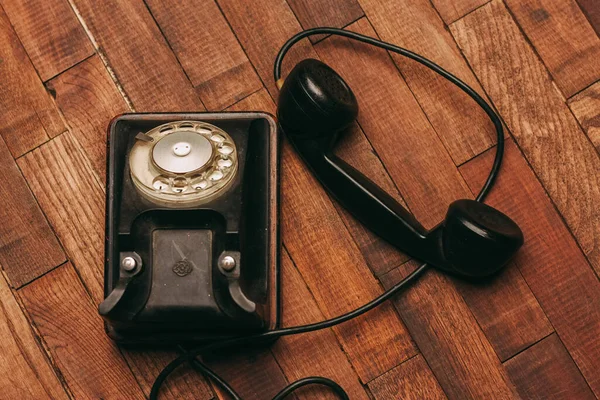 Tecnologia de telefone comunicação antiga nostalgia piso de madeira — Fotografia de Stock