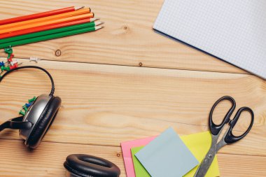 Okul çocukları için ofis gereçleri kulaklıklar, masa başı görüntüler.