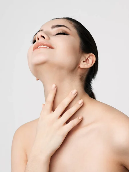 Woman naked shoulders is face makeup close up — Stock Photo, Image