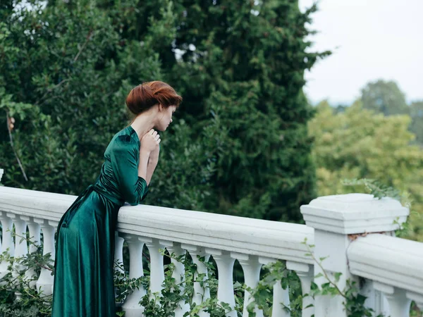 Όμορφη γυναίκα σε πράσινο φόρεμα φύση ειδύλλιο με τα πόδια αίγλη — Φωτογραφία Αρχείου