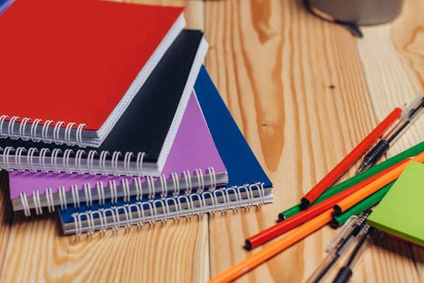 Papelería titular de la tarjeta de visita marcadores de colores escritorio de oficina —  Fotos de Stock