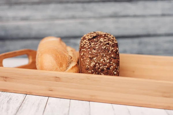 Beyaz siyah ekmek, ev yapımı tahıllı kek, ahşap tepsi kahvaltısı. — Stok fotoğraf