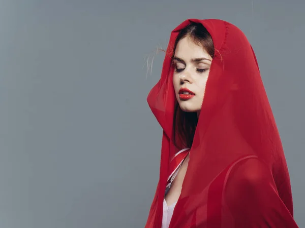 漂亮的女人红披巾迷人的奢华孤独寂寞的背景 — 图库照片