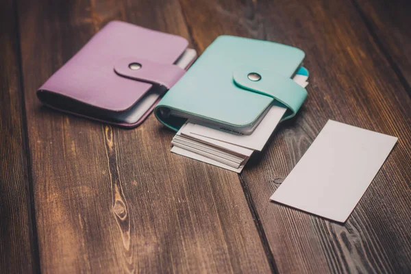 Ahşap bir arka planda çok renkli kartvizit sahipleri cüzdanı — Stok fotoğraf