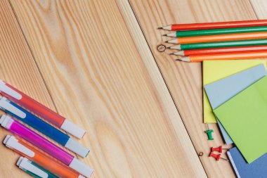 Ahşap çalışma masası kırtasiyesi rengarenk işaretleyiciler okul nesneleri