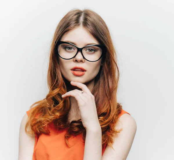 Donna attraente con capelli sciolti e occhiali e un prendisole arancione — Foto Stock