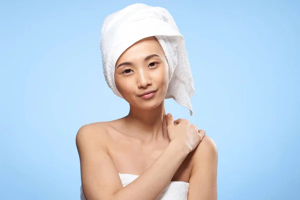 Mulher bonita ombros nus cuidados da pele toalha de saúde na cabeça — Fotografia de Stock