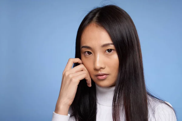 Frau asiatisches Aussehen Porträt auf blauem Hintergrund weißer Pullover Modell — Stockfoto