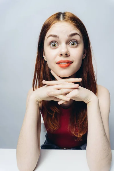 Hübsche Frau roter Lippenstift Emotionen Hände auf Gesicht Possen — Stockfoto