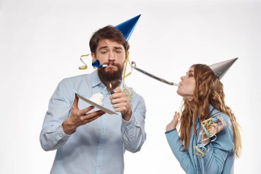 Doğum günü pastalı kadınlar ve erkekler flüt flüt eğlence şapkalı şirket partisi