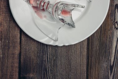 Kırık cam mutfak parçaları yakın plan ahşap masa