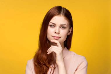 Çekici bir kadın elinde çekici saçlar sarı arka plan stüdyosu