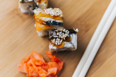 Suşi rulo kırmızı zencefilli yemek çubukları tahta Japon mutfağı